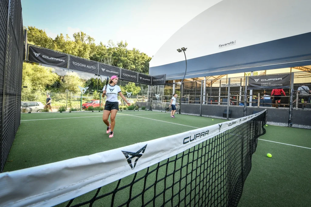 Participants et spectateurs enthousiastes au tournoi Le Cupra Padel Tour en France