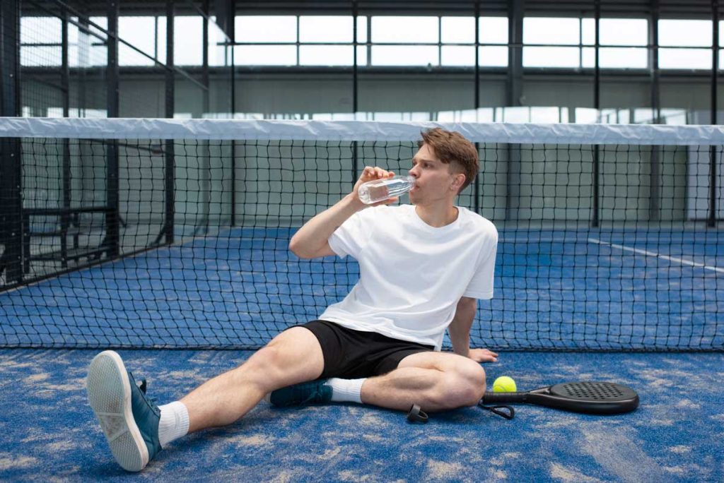 Joueurs sur un terrain de padel à Bruxelles avec indication des tarifs et options de réservation.