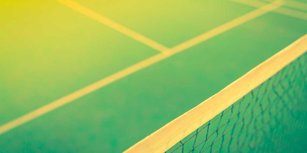 Joueurs de padel sur un court avec des équipements modernes, entourés d'une atmosphère conviviale.