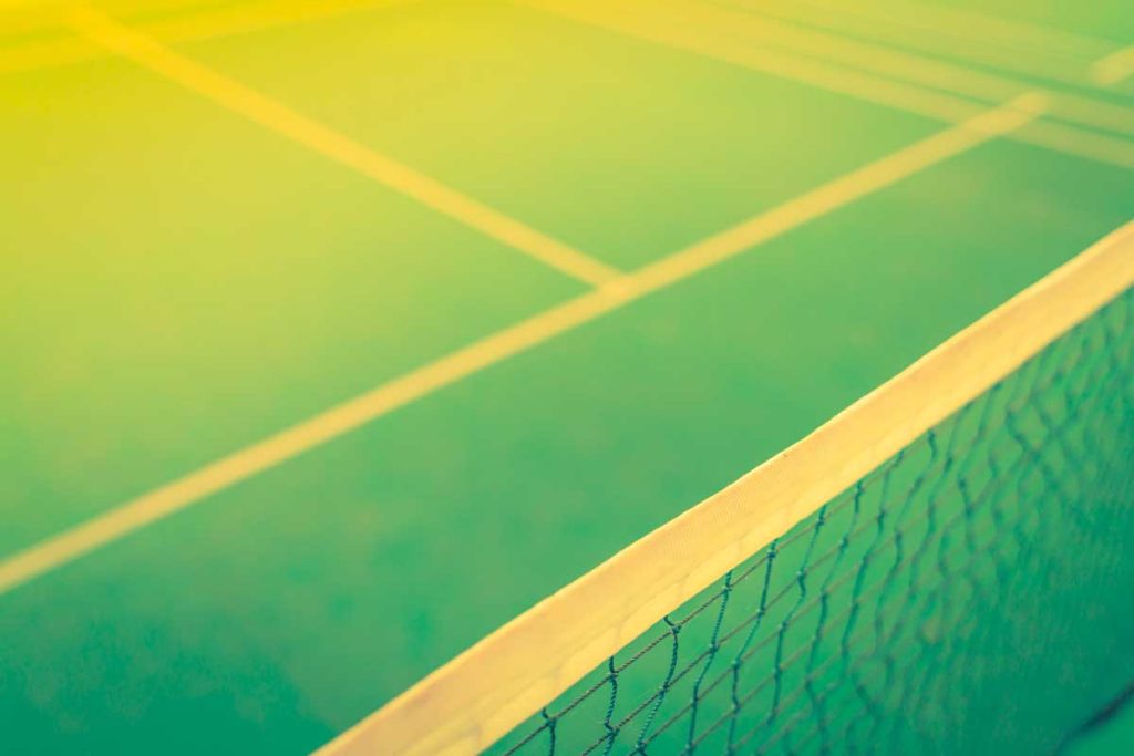 Joueurs de padel sur un court avec des équipements modernes, entourés d'une atmosphère conviviale.